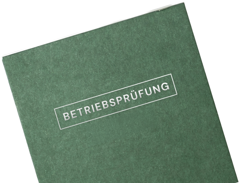 Geschlossenes grünes Buch mit dem Schriftzug Betriebsprüfung